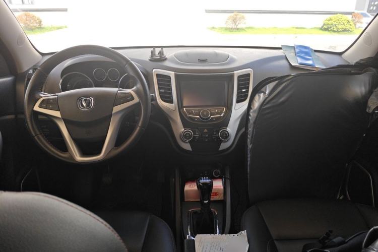 Used CHANGAN CS35 2015 1.6L Manual Luxury Model China IV Standard Center Console