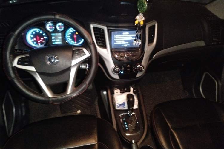 Used CHANGAN CS35 2015 1.6L Automatic Luxury Model China V Standard Center Console