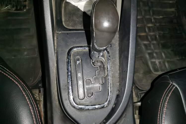Used CHANGAN CS35 2015 1.6L Automatic Luxury Model China IV Standard Gear Lever