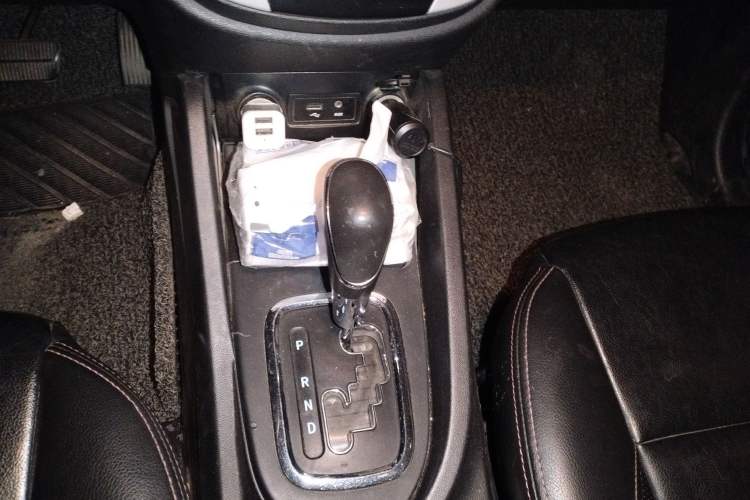 Used CHANGAN CS35 2015 1.6L Automatic Luxury Model China V Standard Gear Lever