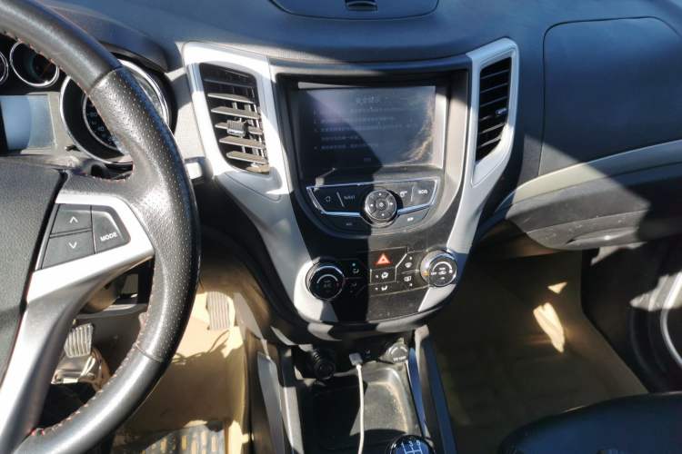 Used CHANGAN CS35 2015 1.6L Manual Luxury Model China IV Standard Audio And AC Panel