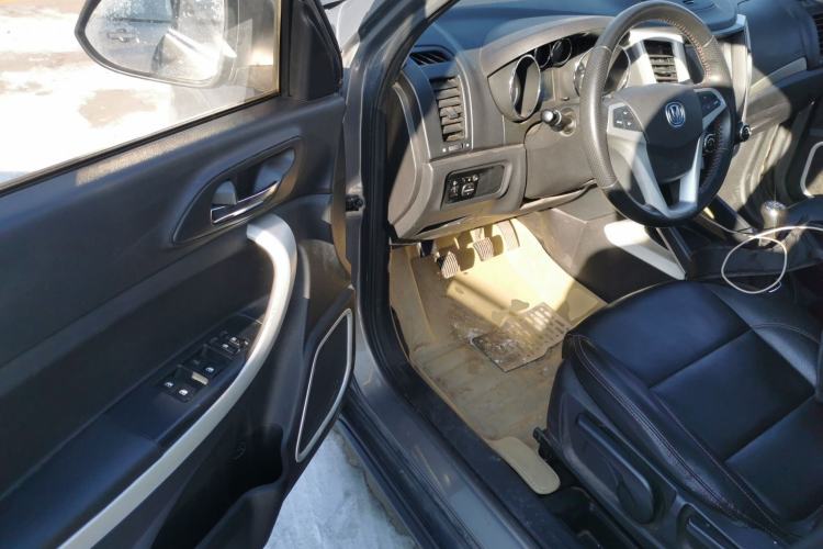 Used CHANGAN CS35 2015 1.6L Manual Luxury Model China IV Standard Interior 3