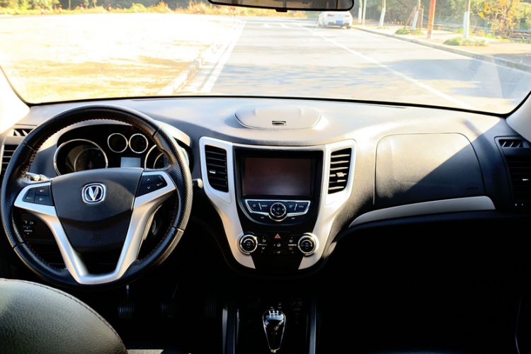 Used CHANGAN CS35 2015 1.6L Manual Luxury Model China IV Standard Interior 6