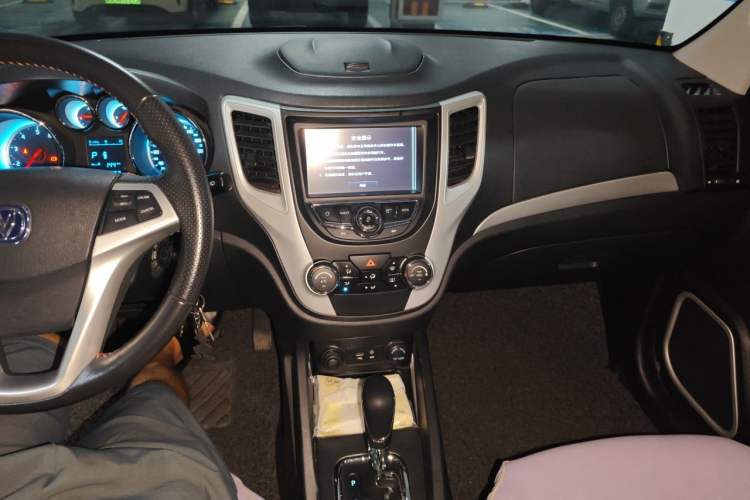 Used CHANGAN CS35 2015 1.6L Automatic Luxury Model China V Standard Audio And AC Panel