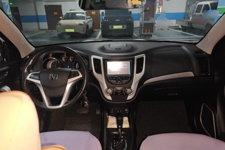 Used CHANGAN CS35 2015 1.6L Automatic Luxury Model China V Standard Center Console