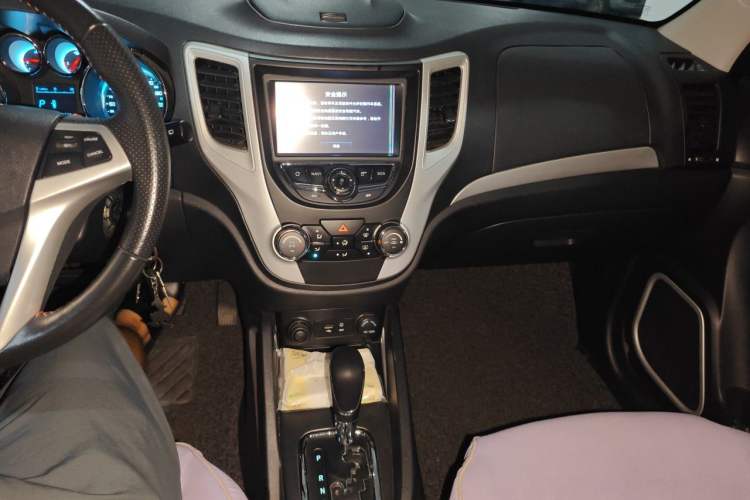 Used CHANGAN CS35 2015 1.6L Automatic Luxury Model China V Standard Gear Lever