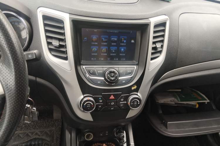 Used CHANGAN CS35 2015 1.6L Automatic Luxury Model China IV Standard Audio And AC Panel