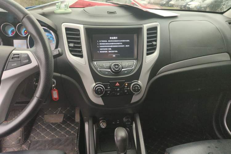 Used CHANGAN CS35 2015 1.6L Automatic Luxury Model China IV Standard Audio And AC Panel