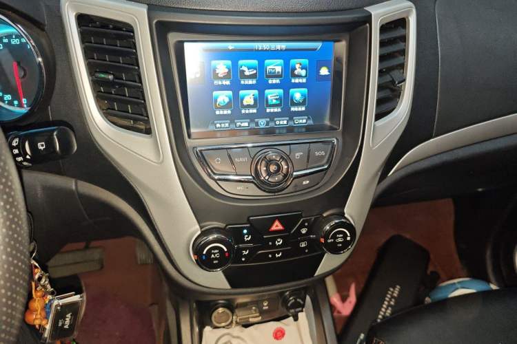 Used CHANGAN CS35 2015 1.6L Automatic Luxury Model China V Standard Audio And AC Panel