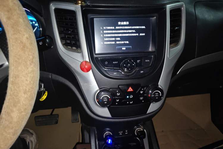 Used CHANGAN CS35 2015 1.6L Automatic Luxury Model China IV Standard Audio And AC Panel