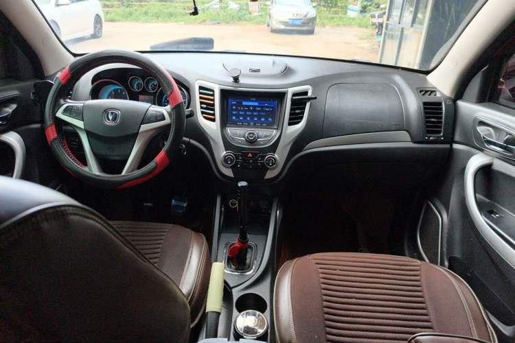 Used CHANGAN CS35 2015 1.6L Manual Luxury Model China IV Standard Center Console