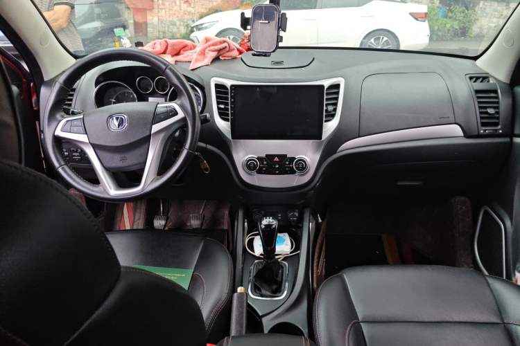 Used CHANGAN CS35 2015 1.6L Manual Luxury Model China V Standard Center Console