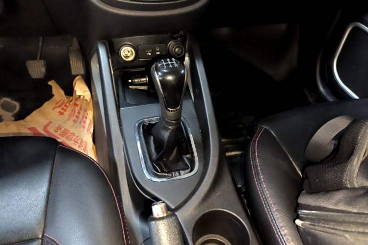 Used CHANGAN CS35 2015 1.6L Manual Luxury Model China IV Standard Gear Lever