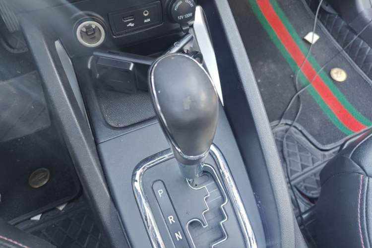 Used CHANGAN CS35 2015 1.6L Automatic Luxury Model China IV Standard Gear Lever