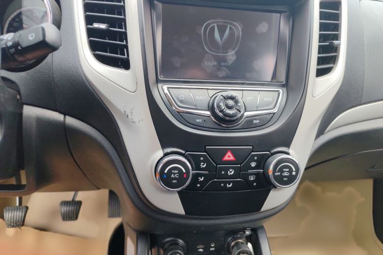 Used CHANGAN CS35 2015 1.6L Manual Luxury Model China IV Standard Interior 4