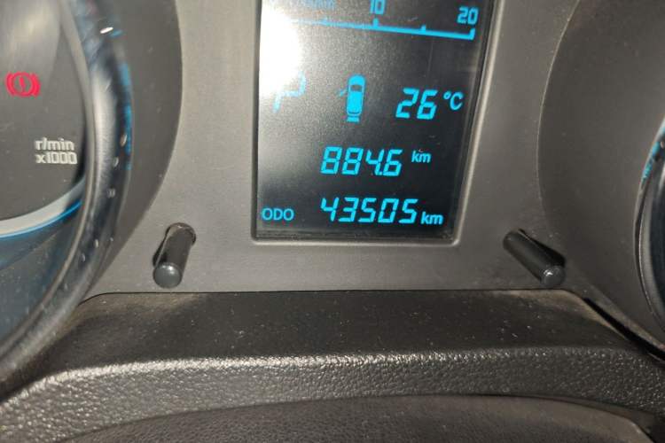 Used CHANGAN CS35 2015 1.6L Automatic Luxury Model China V Standard Odometer Close Up