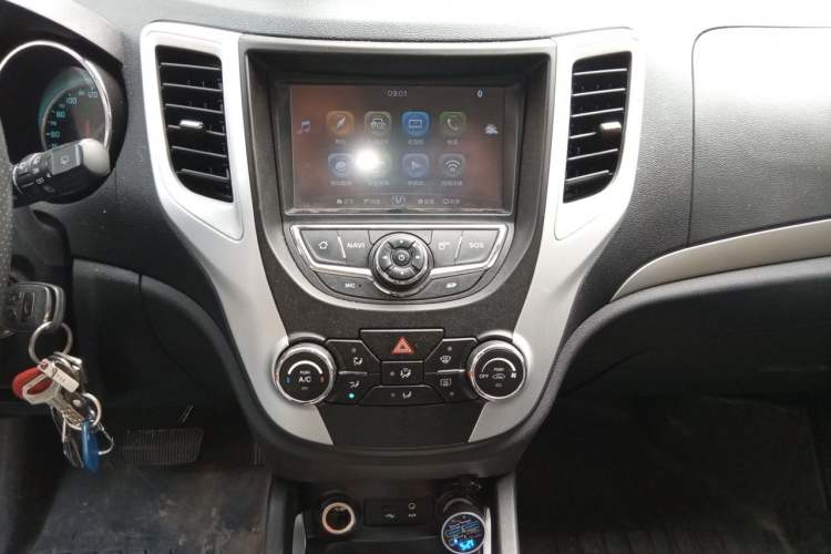 Used CHANGAN CS35 2015 1.6L Automatic Luxury Model China V Standard Audio And AC Panel