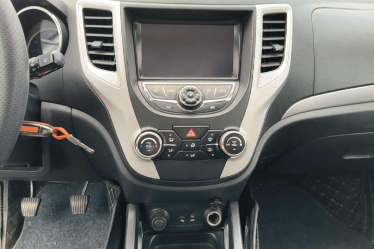 Used CHANGAN CS35 2015 1.6L Manual Luxury Model China IV Standard Audio And AC Panel