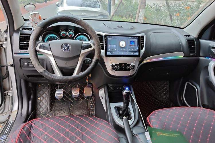 Used CHANGAN CS35 2015 1.6L Manual Luxury Model China IV Standard Center Console