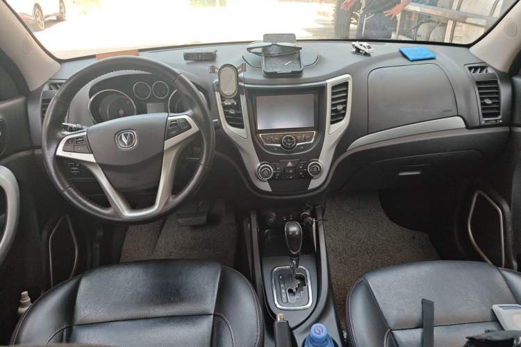 Used CHANGAN CS35 2015 1.6L Automatic Luxury Model China V Standard Center Console