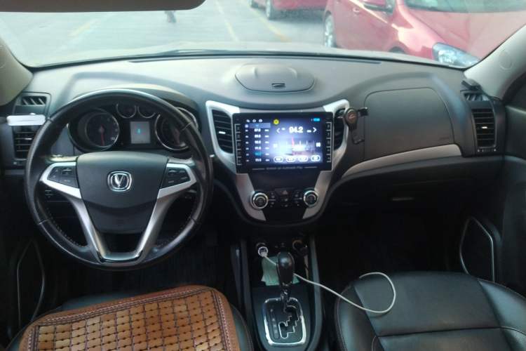 Used CHANGAN CS35 2015 1.6L Automatic Luxury Model China IV Standard Center Console