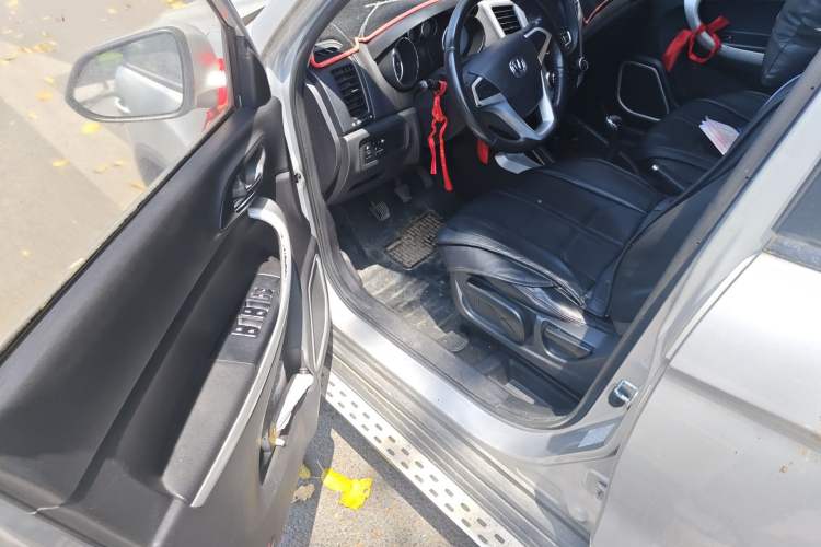 Used CHANGAN CS35 2015 1.6L Manual Luxury Model China IV Standard Driver Seat