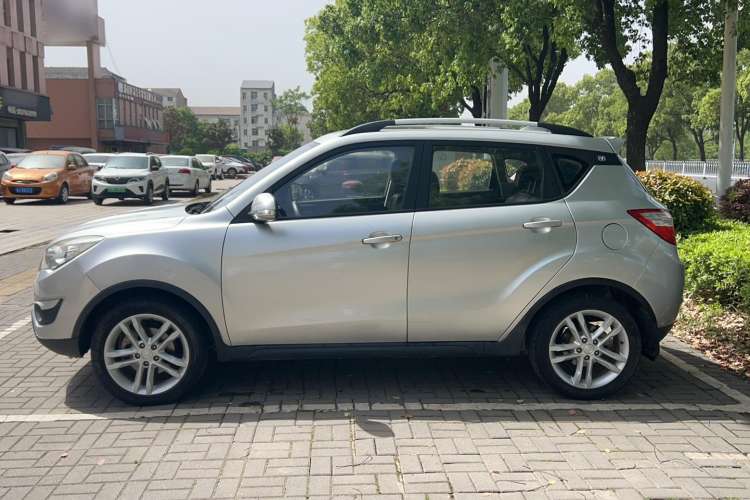 Used CHANGAN CS35 2015 1.6L Manual Luxury Model China IV Standard Exterior 5