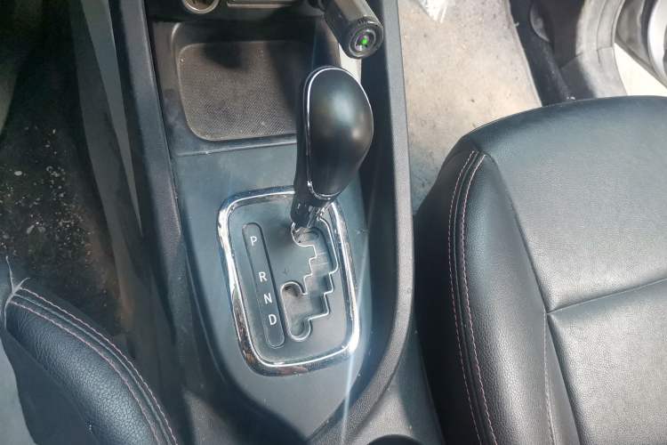 Used CHANGAN CS35 2015 1.6L Automatic Luxury Model China IV Standard Gear Lever