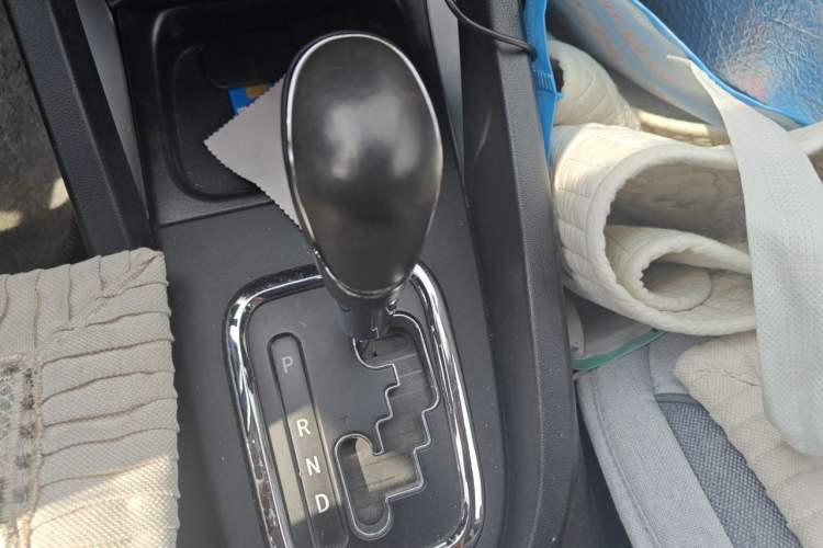 Used CHANGAN CS35 2015 1.6L Automatic Luxury Model China V Standard Gear Lever