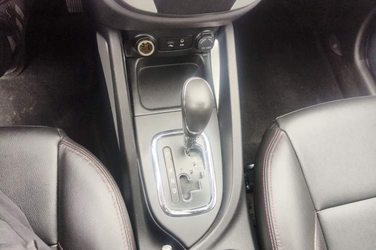 Used CHANGAN CS35 2015 1.6L Automatic Luxury Model China IV Standard Gear Lever