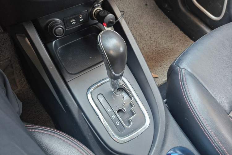 Used CHANGAN CS35 2015 1.6L Automatic Luxury Model China V Standard Gear Lever
