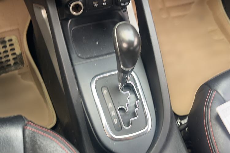 Used CHANGAN CS35 2015 1.6L Automatic Luxury Model China V Standard Gear Lever