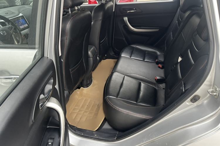 Used CHANGAN CS35 2015 1.6L Automatic Luxury Model China V Standard Interior 3