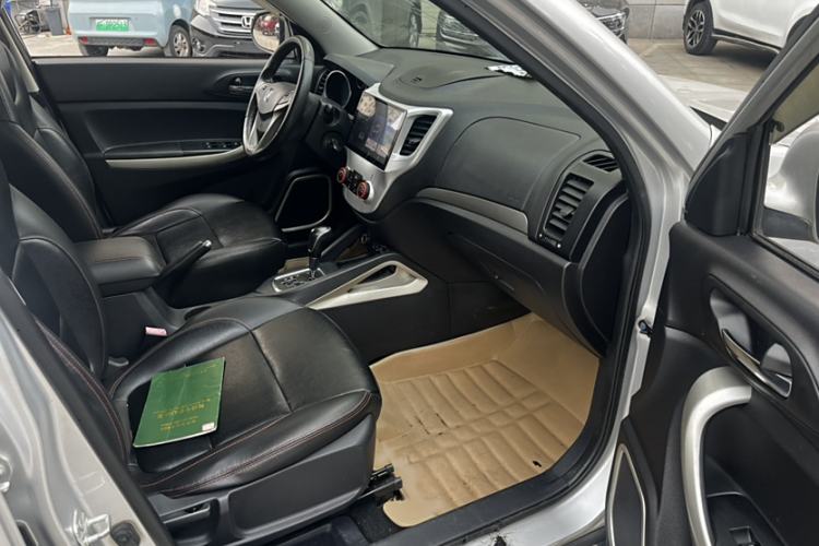 Used CHANGAN CS35 2015 1.6L Automatic Luxury Model China V Standard Interior 5