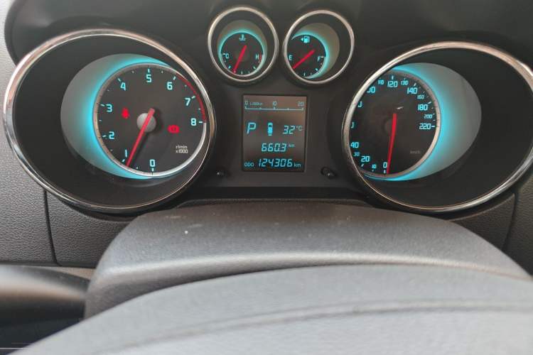 Used CHANGAN CS35 2015 1.6L Automatic Luxury Model China V Standard Odometer Close Up