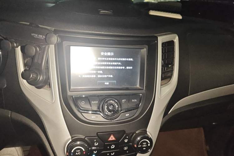 Used CHANGAN CS35 2015 1.6L Automatic Luxury Model China IV Standard Audio And AC Panel