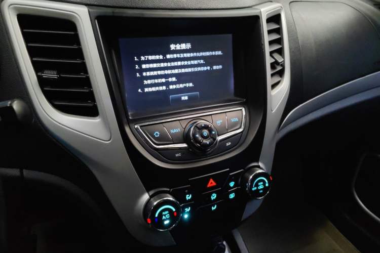 Used CHANGAN CS35 2015 1.6L Manual Luxury Model China IV Standard Audio And AC Panel