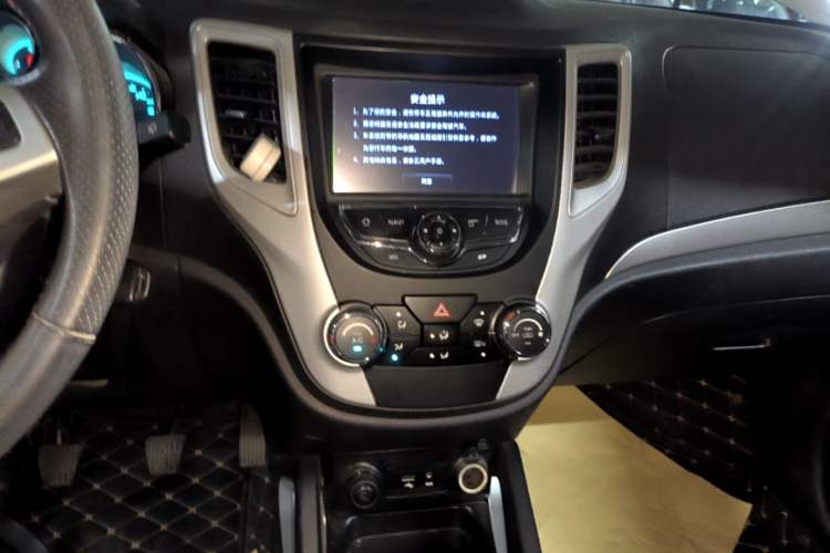 Used CHANGAN CS35 2015 1.6L Manual Luxury Model China IV Standard Audio And AC Panel