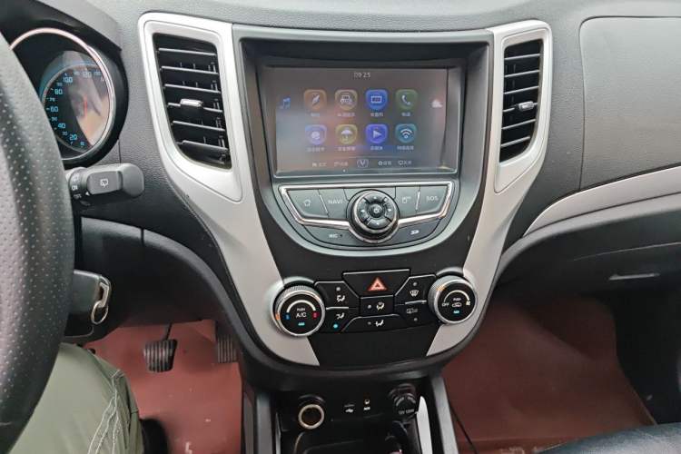 Used CHANGAN CS35 2015 1.6L Manual Luxury Model China IV Standard Audio And AC Panel