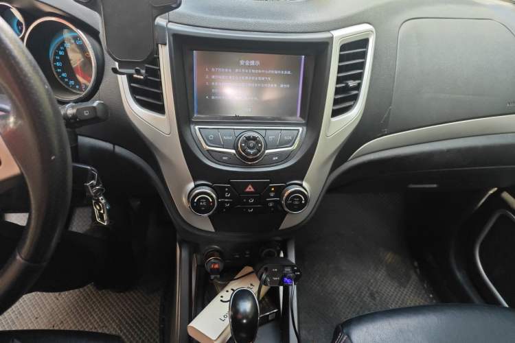 Used CHANGAN CS35 2015 1.6L Automatic Luxury Model China IV Standard Audio And AC Panel