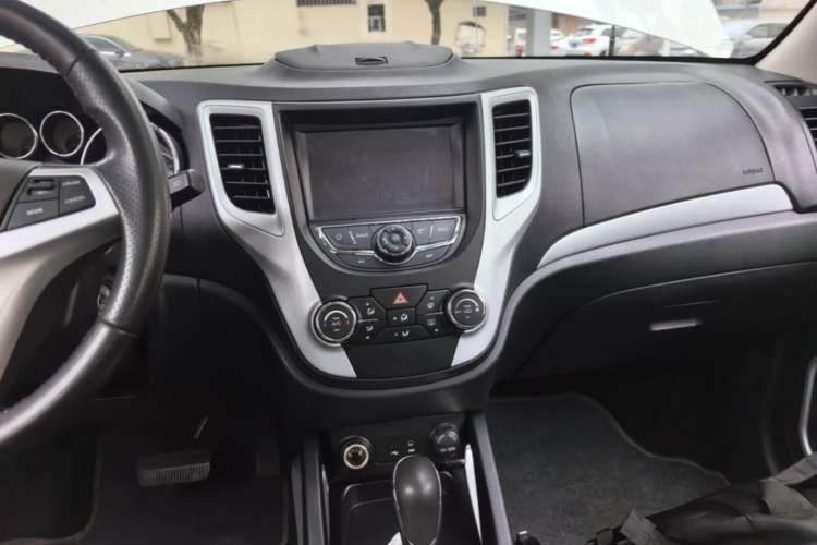 Used CHANGAN CS35 2015 1.6L Automatic Luxury Model China IV Standard Audio And AC Panel