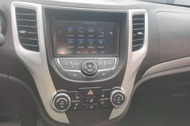 Used CHANGAN CS35 2015 1.6L Automatic Luxury Model China IV Standard Audio And AC Panel