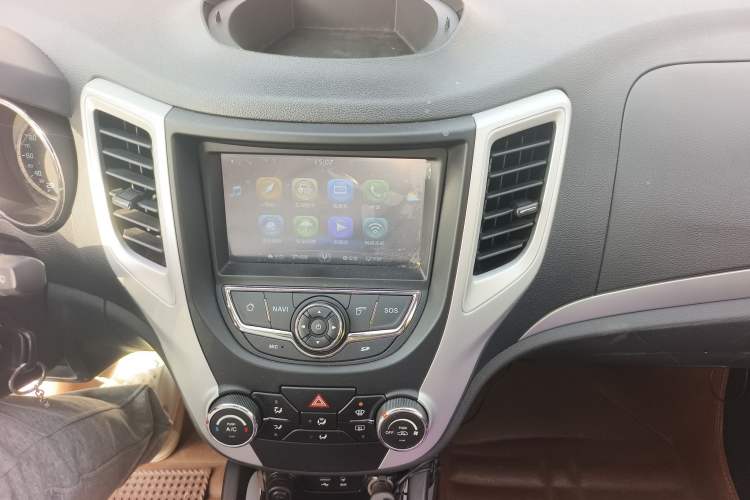Used CHANGAN CS35 2015 1.6L Automatic Luxury Model China V Standard Audio And AC Panel