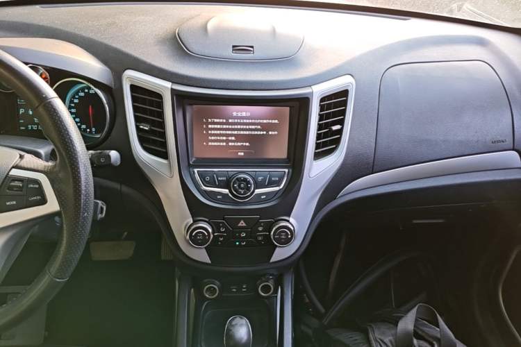 Used CHANGAN CS35 2015 1.6L Automatic Luxury Model China V Standard Audio And AC Panel