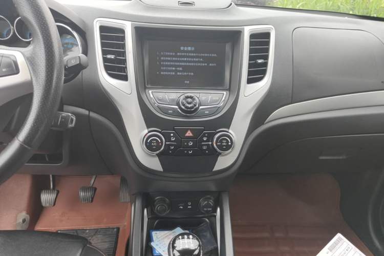 Used CHANGAN CS35 2015 1.6L Manual Luxury Model China IV Standard Audio And AC Panel