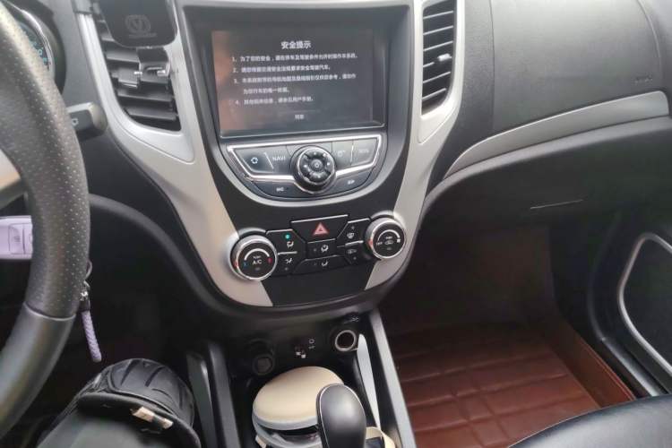 Used CHANGAN CS35 2015 1.6L Automatic Luxury Model China IV Standard Audio And AC Panel