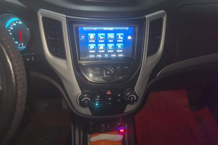 Used CHANGAN CS35 2015 1.6L Manual Luxury Model China V Standard Audio And AC Panel