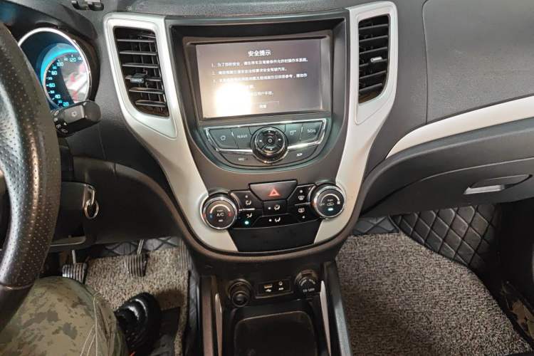 Used CHANGAN CS35 2015 1.6L Manual Luxury Model China IV Standard Audio And AC Panel