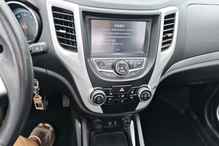 Used CHANGAN CS35 2015 1.6L Manual Luxury Model China V Standard Audio And AC Panel