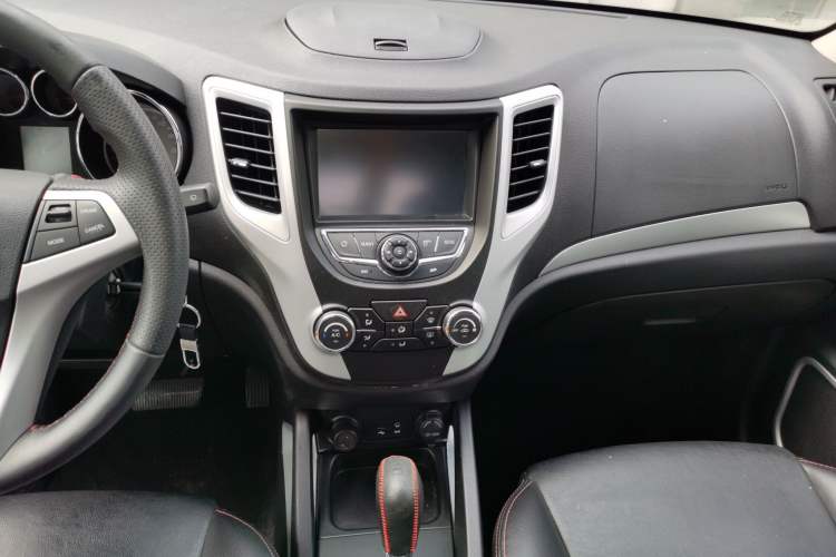 Used CHANGAN CS35 2015 1.6L Automatic Luxury Model China V Standard Audio And AC Panel